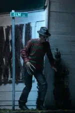ULTIMATE FREDDY KRUEGER A NIGHTMARE ON ELM STREET 30TH ANNIVERSARY. NECA presenta la versión definitiva de Freddy como apareció por primera vez en el clásico de 1984. Freddy mide casi 7″ y cuenta con una parte inferior del cuerpo totalmente articulada con muslos y rodillas articulados. La figura viene con 3 cabezas intercambiables, incluyendo la boca cerrada, boca abierta mueca, y la cara del cráneo. Cuenta con una mano izquierda intercambiable con 2 dedos cortados e incluye una máscara de piel muerta, un teléfono con lengua y su fiel fedora. Cargada de características, detalles y articulaciones, ¡esta es la figura de Freddy que hay que tener! Embalaje de coleccionista en caja con ventana y solapa de apertura.