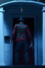 ULTIMATE FREDDY KRUEGER A NIGHTMARE ON ELM STREET 30TH ANNIVERSARY. NECA presenta la versión definitiva de Freddy como apareció por primera vez en el clásico de 1984. Freddy mide casi 7″ y cuenta con una parte inferior del cuerpo totalmente articulada con muslos y rodillas articulados. La figura viene con 3 cabezas intercambiables, incluyendo la boca cerrada, boca abierta mueca, y la cara del cráneo. Cuenta con una mano izquierda intercambiable con 2 dedos cortados e incluye una máscara de piel muerta, un teléfono con lengua y su fiel fedora. Cargada de características, detalles y articulaciones, ¡esta es la figura de Freddy que hay que tener! Embalaje de coleccionista en caja con ventana y solapa de apertura.