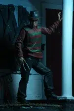 ULTIMATE FREDDY KRUEGER A NIGHTMARE ON ELM STREET 30TH ANNIVERSARY. NECA presenta la versión definitiva de Freddy como apareció por primera vez en el clásico de 1984. Freddy mide casi 7″ y cuenta con una parte inferior del cuerpo totalmente articulada con muslos y rodillas articulados. La figura viene con 3 cabezas intercambiables, incluyendo la boca cerrada, boca abierta mueca, y la cara del cráneo. Cuenta con una mano izquierda intercambiable con 2 dedos cortados e incluye una máscara de piel muerta, un teléfono con lengua y su fiel fedora. Cargada de características, detalles y articulaciones, ¡esta es la figura de Freddy que hay que tener! Embalaje de coleccionista en caja con ventana y solapa de apertura.