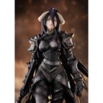 ALBEDO ARMOR OVERLORD POP UP PARADE L. Good Smile Company introduce en su línea Pop Up Parade L la figura de Albedo con armadura, personaje de la serie "Overlord". Esta figura estática de aproximadamente 24 cm (incluyendo la base) destaca por su imponente presencia y calidad de acabado, similar al de una figura a escala. Incluye base circular transparente para exposición.