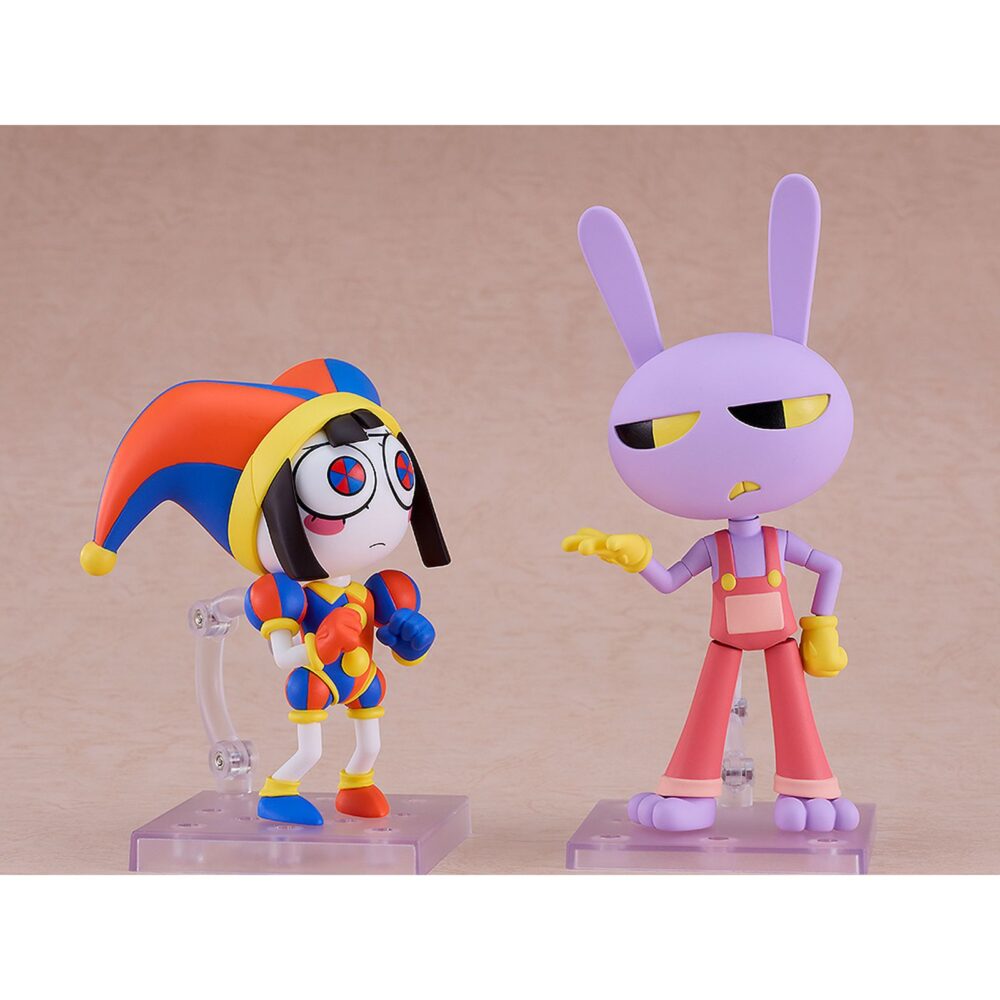 Jax the amazing digital circus nendoroid. Good smile company incorpora a su colección nendoroid esta figura de jax, inspirada en su personaje de la serie de animación generada por ordenador "the amazing digital circus". Con una altura aproximada de 13 cm, incluye 3x placas faciales (sonriente, enfadado y haciendo pucheros), 1x llave, manos intercambiables, 1x base con soporte transparente y otros accesorios opcionales que permiten recrear múltiples poses. Ideal para exponer con pomni fig 10 cm the amazing digital circus nendoroid (se venden por separado).