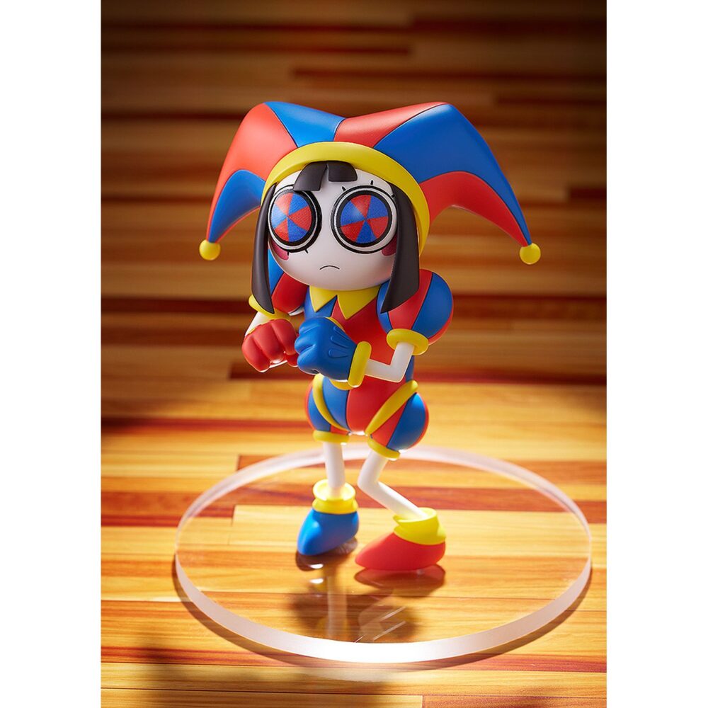 Pomni the amazing digital circus pop up parade. Good smile company suma a su línea pop up parade la figura de pomni, del popular programa de animación generada por ordenador "the amazing digital circus". Con una altura aproximada de 11 cm, esta figura no articulada se presenta con su colorido traje y cuenta con una base circular transparente para exhibición. Ideal para exponer con jax the amazing digital circus nendoroid (se venden por separado).