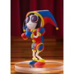 POMNI THE AMAZING DIGITAL CIRCUS POP UP PARADE. Good Smile Company suma a su línea Pop Up Parade la figura de Pomni, del popular programa de animación generada por ordenador "The Amazing Digital Circus". Con una altura aproximada de 11 cm, esta figura no articulada se presenta con su colorido traje y cuenta con una base circular transparente para exhibición. Ideal para exponer con JAX THE AMAZING DIGITAL CIRCUS NENDOROID (se venden por separado).