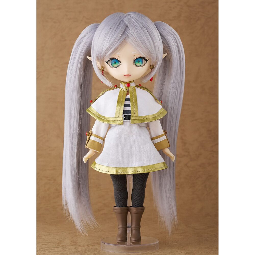 Frieren frieren: beyond journey´s end harmonia humming. Good smile company presenta una nueva incorporación a su línea harmonia humming con la muñeca de frieren, protagonista del anime "frieren: beyond journey's end". La figura de 23 cm ha sido cuidadosamente recreada con atención al detalle, incluyendo su peinado con cabello sintético, vestimenta de tela y ojos articulados, lo que permite ajustar la dirección de la mirada y la postura. Incluye: 1x base para exposición transparente, 1x par de botas, 1x capa, 1x medias y 1 vestido de tela. No se sostiene por sí sola, debe usarse el soporte incluido.