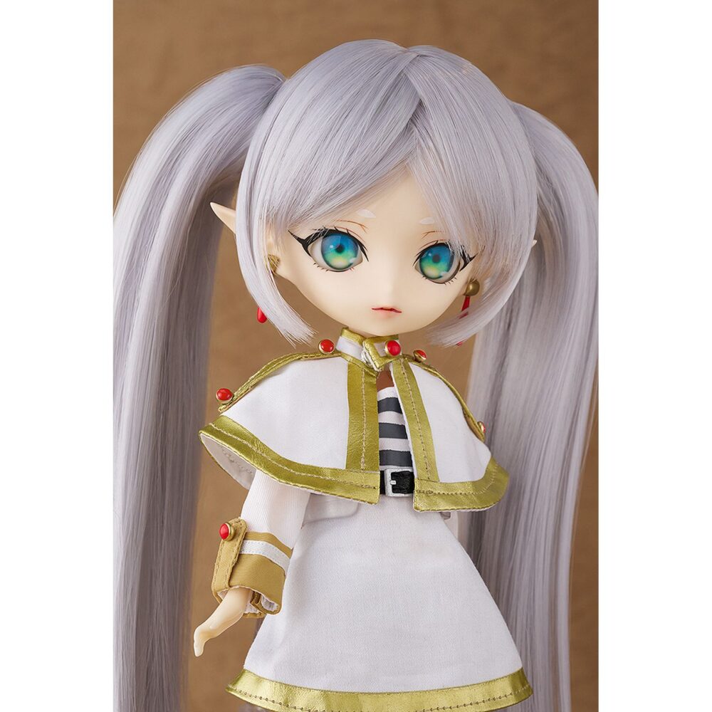 Frieren frieren: beyond journey´s end harmonia humming. Good smile company presenta una nueva incorporación a su línea harmonia humming con la muñeca de frieren, protagonista del anime "frieren: beyond journey's end". La figura de 23 cm ha sido cuidadosamente recreada con atención al detalle, incluyendo su peinado con cabello sintético, vestimenta de tela y ojos articulados, lo que permite ajustar la dirección de la mirada y la postura. Incluye: 1x base para exposición transparente, 1x par de botas, 1x capa, 1x medias y 1 vestido de tela. No se sostiene por sí sola, debe usarse el soporte incluido.