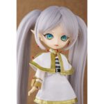 FRIEREN FRIEREN: BEYOND JOURNEY´S END HARMONIA HUMMING. Good Smile Company presenta una nueva incorporación a su línea Harmonia humming con la muñeca de Frieren, protagonista del anime "Frieren: Beyond Journey's End". La figura de 23 cm ha sido cuidadosamente recreada con atención al detalle, incluyendo su peinado con cabello sintético, vestimenta de tela y ojos articulados, lo que permite ajustar la dirección de la mirada y la postura. Incluye: 1x base para exposición transparente, 1x par de botas, 1x capa, 1x medias y 1 vestido de tela. No se sostiene por sí sola, debe usarse el soporte incluido.