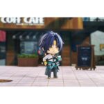 HARUMASA ASABA ZENLESS ZONE ZERO NENDOROID. Good Smile Arts Shanghai presenta en su colección Nendoroid la figura de Asaba Harumasa, miembro de la Hollow Special Operations Section 6 en el videojuego "Zenless Zone Zero". Esta figura articulada de aproximadamente 10 cm incluye 3x placas faciales (sonriente, cansado y dolorido), 1x arco, 1x flecha, 1x carcaj, 1x medicamento, 1x taza de café, 2x manos y otras partes para recrear diferentes poses. Viene con base cuadrada transparente para exposición.