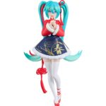 HATSUNE MIKU SOURXUAN CHINESE NEW YEAR VERSION CHARACTER VOCAL SERIES POP UP PARADE. Good Smile suma a su línea Pop Up Parade la figura de la cantante virtual de "Vocaloid" Hatsune Miku en su versión Sourxuan Chinese New Year. Se ha esculpido inspirada en un modelo 3D creado con el programa MikuMikuDance (MMD) por Sourxuan basado en la canción "Dōng Yǐ Qù, Chūn Wèilái". Hatsune celebra el Año Nuevo Chino con un vestido tradicional oriental reinterpretado con toques modernos y coloridos. La figura mide 17 cm de alto y está pintada con todo lujo de detalles. Incluye una base circular transparente para su exposición.
