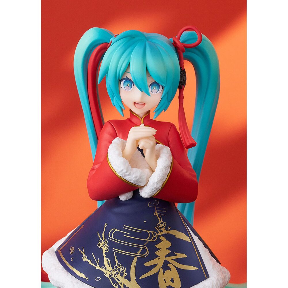 Hatsune miku sourxuan chinese new year version character vocal series pop up parade. Good smile suma a su línea pop up parade la figura de la cantante virtual de "vocaloid" hatsune miku en su versión sourxuan chinese new year. Se ha esculpido inspirada en un modelo 3d creado con el programa mikumikudance (mmd) por sourxuan basado en la canción "dōng yǐ qù, chūn wèilái". Hatsune celebra el año nuevo chino con un vestido tradicional oriental reinterpretado con toques modernos y coloridos. La figura mide 17 cm de alto y está pintada con todo lujo de detalles. Incluye una base circular transparente para su exposición.