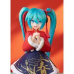 HATSUNE MIKU SOURXUAN CHINESE NEW YEAR VERSION CHARACTER VOCAL SERIES POP UP PARADE. Good Smile suma a su línea Pop Up Parade la figura de la cantante virtual de "Vocaloid" Hatsune Miku en su versión Sourxuan Chinese New Year. Se ha esculpido inspirada en un modelo 3D creado con el programa MikuMikuDance (MMD) por Sourxuan basado en la canción "Dōng Yǐ Qù, Chūn Wèilái". Hatsune celebra el Año Nuevo Chino con un vestido tradicional oriental reinterpretado con toques modernos y coloridos. La figura mide 17 cm de alto y está pintada con todo lujo de detalles. Incluye una base circular transparente para su exposición.