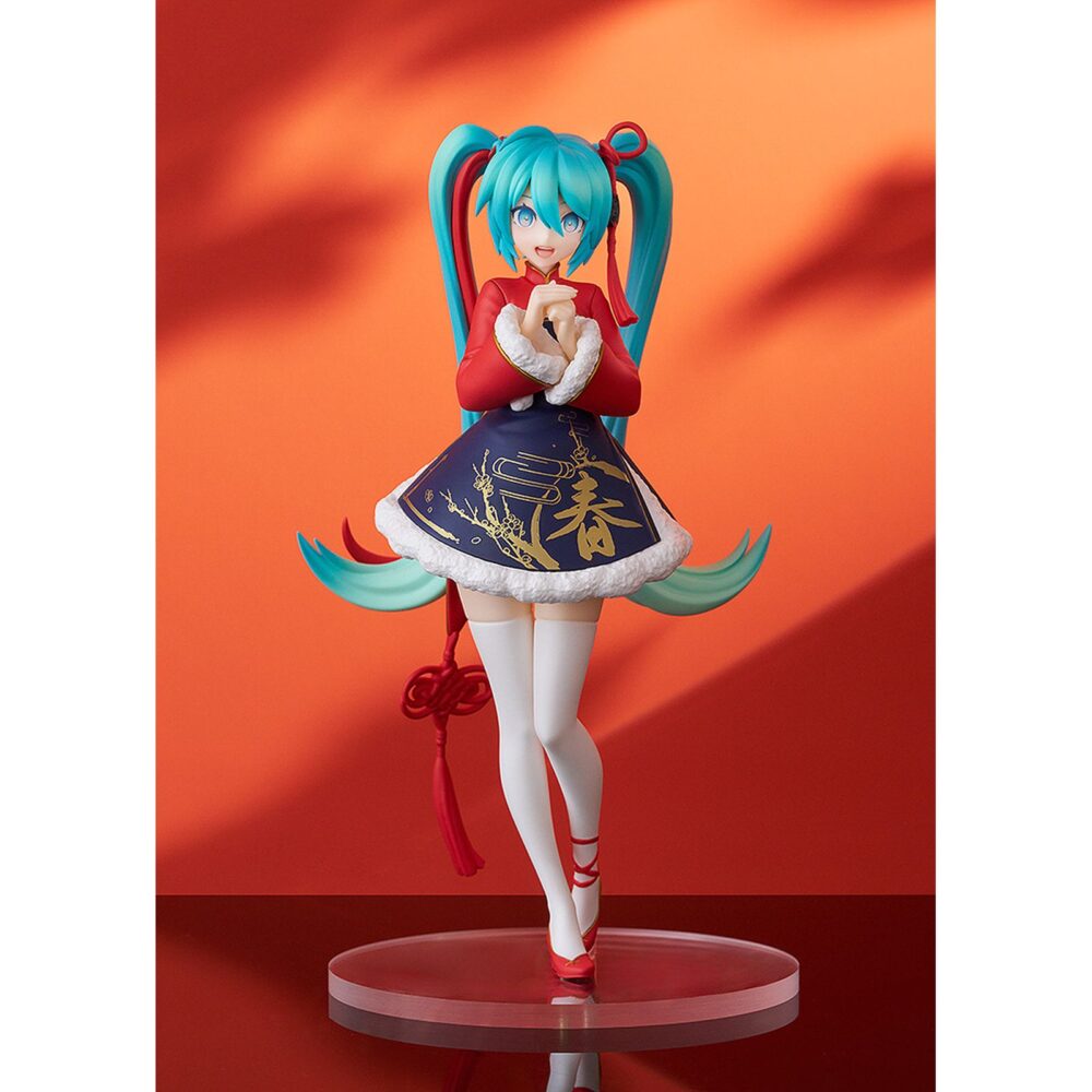 Hatsune miku sourxuan chinese new year version character vocal series pop up parade. Good smile suma a su línea pop up parade la figura de la cantante virtual de "vocaloid" hatsune miku en su versión sourxuan chinese new year. Se ha esculpido inspirada en un modelo 3d creado con el programa mikumikudance (mmd) por sourxuan basado en la canción "dōng yǐ qù, chūn wèilái". Hatsune celebra el año nuevo chino con un vestido tradicional oriental reinterpretado con toques modernos y coloridos. La figura mide 17 cm de alto y está pintada con todo lujo de detalles. Incluye una base circular transparente para su exposición.
