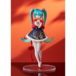HATSUNE MIKU SOURXUAN CHINESE NEW YEAR VERSION CHARACTER VOCAL SERIES POP UP PARADE. Good Smile suma a su línea Pop Up Parade la figura de la cantante virtual de "Vocaloid" Hatsune Miku en su versión Sourxuan Chinese New Year. Se ha esculpido inspirada en un modelo 3D creado con el programa MikuMikuDance (MMD) por Sourxuan basado en la canción "Dōng Yǐ Qù, Chūn Wèilái". Hatsune celebra el Año Nuevo Chino con un vestido tradicional oriental reinterpretado con toques modernos y coloridos. La figura mide 17 cm de alto y está pintada con todo lujo de detalles. Incluye una base circular transparente para su exposición.