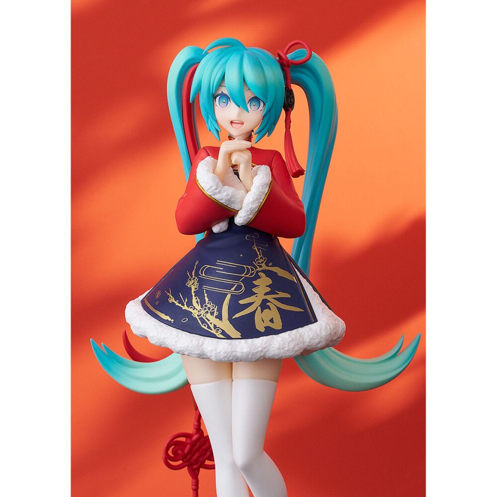 Hatsune miku sourxuan chinese new year version character vocal series pop up parade. Good smile suma a su línea pop up parade la figura de la cantante virtual de "vocaloid" hatsune miku en su versión sourxuan chinese new year. Se ha esculpido inspirada en un modelo 3d creado con el programa mikumikudance (mmd) por sourxuan basado en la canción "dōng yǐ qù, chūn wèilái". Hatsune celebra el año nuevo chino con un vestido tradicional oriental reinterpretado con toques modernos y coloridos. La figura mide 17 cm de alto y está pintada con todo lujo de detalles. Incluye una base circular transparente para su exposición.