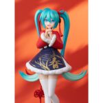 HATSUNE MIKU SOURXUAN CHINESE NEW YEAR VERSION CHARACTER VOCAL SERIES POP UP PARADE. Good Smile suma a su línea Pop Up Parade la figura de la cantante virtual de "Vocaloid" Hatsune Miku en su versión Sourxuan Chinese New Year. Se ha esculpido inspirada en un modelo 3D creado con el programa MikuMikuDance (MMD) por Sourxuan basado en la canción "Dōng Yǐ Qù, Chūn Wèilái". Hatsune celebra el Año Nuevo Chino con un vestido tradicional oriental reinterpretado con toques modernos y coloridos. La figura mide 17 cm de alto y está pintada con todo lujo de detalles. Incluye una base circular transparente para su exposición.