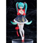 HATSUNE MIKU SOURXUAN CHINESE NEW YEAR VERSION CHARACTER VOCAL SERIES POP UP PARADE. Good Smile suma a su línea Pop Up Parade la figura de la cantante virtual de "Vocaloid" Hatsune Miku en su versión Sourxuan Chinese New Year. Se ha esculpido inspirada en un modelo 3D creado con el programa MikuMikuDance (MMD) por Sourxuan basado en la canción "Dōng Yǐ Qù, Chūn Wèilái". Hatsune celebra el Año Nuevo Chino con un vestido tradicional oriental reinterpretado con toques modernos y coloridos. La figura mide 17 cm de alto y está pintada con todo lujo de detalles. Incluye una base circular transparente para su exposición.