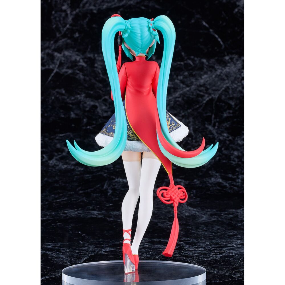 Hatsune miku sourxuan chinese new year version character vocal series pop up parade. Good smile suma a su línea pop up parade la figura de la cantante virtual de "vocaloid" hatsune miku en su versión sourxuan chinese new year. Se ha esculpido inspirada en un modelo 3d creado con el programa mikumikudance (mmd) por sourxuan basado en la canción "dōng yǐ qù, chūn wèilái". Hatsune celebra el año nuevo chino con un vestido tradicional oriental reinterpretado con toques modernos y coloridos. La figura mide 17 cm de alto y está pintada con todo lujo de detalles. Incluye una base circular transparente para su exposición.