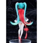 HATSUNE MIKU SOURXUAN CHINESE NEW YEAR VERSION CHARACTER VOCAL SERIES POP UP PARADE. Good Smile suma a su línea Pop Up Parade la figura de la cantante virtual de "Vocaloid" Hatsune Miku en su versión Sourxuan Chinese New Year. Se ha esculpido inspirada en un modelo 3D creado con el programa MikuMikuDance (MMD) por Sourxuan basado en la canción "Dōng Yǐ Qù, Chūn Wèilái". Hatsune celebra el Año Nuevo Chino con un vestido tradicional oriental reinterpretado con toques modernos y coloridos. La figura mide 17 cm de alto y está pintada con todo lujo de detalles. Incluye una base circular transparente para su exposición.