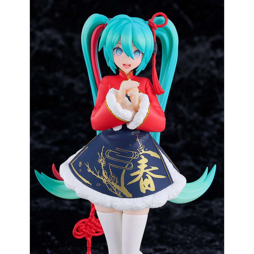 Hatsune miku sourxuan chinese new year version character vocal series pop up parade. Good smile suma a su línea pop up parade la figura de la cantante virtual de "vocaloid" hatsune miku en su versión sourxuan chinese new year. Se ha esculpido inspirada en un modelo 3d creado con el programa mikumikudance (mmd) por sourxuan basado en la canción "dōng yǐ qù, chūn wèilái". Hatsune celebra el año nuevo chino con un vestido tradicional oriental reinterpretado con toques modernos y coloridos. La figura mide 17 cm de alto y está pintada con todo lujo de detalles. Incluye una base circular transparente para su exposición.