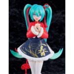 HATSUNE MIKU SOURXUAN CHINESE NEW YEAR VERSION CHARACTER VOCAL SERIES POP UP PARADE. Good Smile suma a su línea Pop Up Parade la figura de la cantante virtual de "Vocaloid" Hatsune Miku en su versión Sourxuan Chinese New Year. Se ha esculpido inspirada en un modelo 3D creado con el programa MikuMikuDance (MMD) por Sourxuan basado en la canción "Dōng Yǐ Qù, Chūn Wèilái". Hatsune celebra el Año Nuevo Chino con un vestido tradicional oriental reinterpretado con toques modernos y coloridos. La figura mide 17 cm de alto y está pintada con todo lujo de detalles. Incluye una base circular transparente para su exposición.