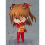 SHIKINAMI ASUKA LANGLEY PLUGSUIT VERSION EVANGELION 2.0 YOU CAN NOT ADVENCE NENDOROID. Good Smile presenta la figura articulada Nendoroid de Asuka Shikinami Langley con su traje de pruebas, inspirada en la película de animación "Evangelion: 2.0 You Can (Not) Advance" (perteneciente a la tetralogía "Rebuild of Evangelion"). Incluye: 3x placas faciales intercambiables (sonrojada, guiñando un ojo y sonriente),1x teléfono móvil y otras piezas opcionales para diferentes poses. Mide aproximadamente 10 cm de alto y viene con base expositora transparente incluida.