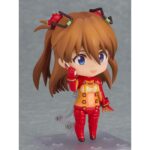 SHIKINAMI ASUKA LANGLEY PLUGSUIT VERSION EVANGELION 2.0 YOU CAN NOT ADVENCE NENDOROID. Good Smile presenta la figura articulada Nendoroid de Asuka Shikinami Langley con su traje de pruebas, inspirada en la película de animación "Evangelion: 2.0 You Can (Not) Advance" (perteneciente a la tetralogía "Rebuild of Evangelion"). Incluye: 3x placas faciales intercambiables (sonrojada, guiñando un ojo y sonriente),1x teléfono móvil y otras piezas opcionales para diferentes poses. Mide aproximadamente 10 cm de alto y viene con base expositora transparente incluida.