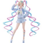 OMGKAWAIIANGEL NEEDY STREAMER OVERLOAD FIGMA. Good Smile Company incorpora a su colección Figma la figura de OMG Kawaii Angel, la protagonista del videojuego "Needy Streamer Overload". Esta figura articulada de 15 cm de altura incluye 4x placas faciales (sonriente, alegre, guiñando un ojo y asustada), 1x gato y 6x manos intercambiables. Se presenta con su característico traje azul (decorado con lazos y corazones) y las típicas coletas que le aportan dinamismo. Como parte de la colección cuenta con su base hexagonal semitransparente con el logotipo de Figma.