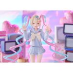 OMGKAWAIIANGEL NEEDY STREAMER OVERLOAD FIGMA. Good Smile Company incorpora a su colección Figma la figura de OMG Kawaii Angel, la protagonista del videojuego "Needy Streamer Overload". Esta figura articulada de 15 cm de altura incluye 4x placas faciales (sonriente, alegre, guiñando un ojo y asustada), 1x gato y 6x manos intercambiables. Se presenta con su característico traje azul (decorado con lazos y corazones) y las típicas coletas que le aportan dinamismo. Como parte de la colección cuenta con su base hexagonal semitransparente con el logotipo de Figma.