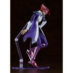 STRAIGHT COUGAR S-CRY-ED PLAMATEA. Good Smile Company presenta, dentro de la colección Plamatea, el set de montaje de Straight Cougar, el veloz personaje del anime "s-CRY-ed". Una vez montada esta maqueta articulada mide aproximadamente 17 cm. Incluye 3x placas faciales sonrientes, 3x placas faciales adicionales con calcomanías para personalizar las expresiones y 2x piernas con parte extensible para colocar en su forma "Radical Good Speed – Leg Unit Only" que permiten además elegir entre pistones largos o cortos. La figura se puede mostrar con o sin gafas de sol, o con ellas levantadas gracias a las partes opcionales de la cabeza. Todas las piezas vienen separadas por colores y algunas están pintadas para facilitar el montaje sin necesidad de pintura posterior. Incluye base hexagonal articulada para exposición.