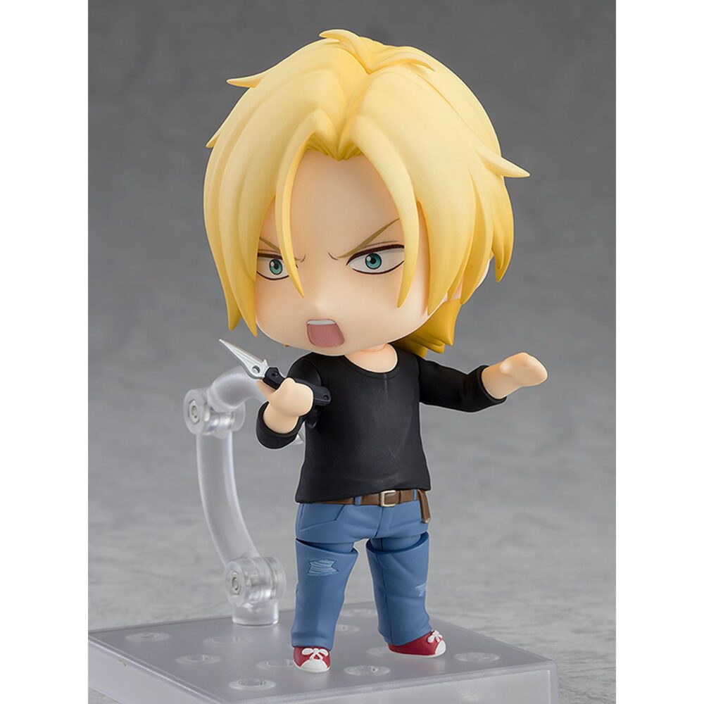 Ash lynx banana fish nendoroid. Orange rouge reincorpora a su línea nendoroid la figura de ash lynx, protagonista del anime "banana fish". Esta figura articulada de aproximadamente 10 cm incluye 3x placas faciales (expresión estándar, gritando y sonriendo), 1x colgante, 1x pistola y 1x cuchillo, ideales para recrear escenas tanto de acción como del día a día. Viene con base transparente para exposición.