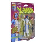 MYSTIQUE X-MEN MARVEL LEGENDS SERIES.Hasbro presenta dentro de la colección Marvel Legends Series esta figura articulada de Marvel's Mystique (conocida como Mística en España) inspirada en su aparición en la historia de "X-Men" de la colección Marvel Comics. Mide aproximadamente 15 cm y cuenta con más de 20 puntos de articulación para recrear poses dinámicas. Incluye: 2x manos intercambiables, 1x cabeza alternativa que la muestra transformada en Jean Grey y 2x armas. Destaca su diseño fiel al personaje con un acabado premium y presentación tipo blíster con estética retro. UNIDADES LIMITADAS.