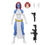 MYSTIQUE X-MEN MARVEL LEGENDS SERIES.Hasbro presenta dentro de la colección Marvel Legends Series esta figura articulada de Marvel's Mystique (conocida como Mística en España) inspirada en su aparición en la historia de "X-Men" de la colección Marvel Comics. Mide aproximadamente 15 cm y cuenta con más de 20 puntos de articulación para recrear poses dinámicas. Incluye: 2x manos intercambiables, 1x cabeza alternativa que la muestra transformada en Jean Grey y 2x armas. Destaca su diseño fiel al personaje con un acabado premium y presentación tipo blíster con estética retro. UNIDADES LIMITADAS.
