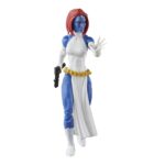 MYSTIQUE X-MEN MARVEL LEGENDS SERIES.Hasbro presenta dentro de la colección Marvel Legends Series esta figura articulada de Marvel's Mystique (conocida como Mística en España) inspirada en su aparición en la historia de "X-Men" de la colección Marvel Comics. Mide aproximadamente 15 cm y cuenta con más de 20 puntos de articulación para recrear poses dinámicas. Incluye: 2x manos intercambiables, 1x cabeza alternativa que la muestra transformada en Jean Grey y 2x armas. Destaca su diseño fiel al personaje con un acabado premium y presentación tipo blíster con estética retro. UNIDADES LIMITADAS.