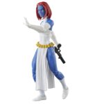 MYSTIQUE X-MEN MARVEL LEGENDS SERIES.Hasbro presenta dentro de la colección Marvel Legends Series esta figura articulada de Marvel's Mystique (conocida como Mística en España) inspirada en su aparición en la historia de "X-Men" de la colección Marvel Comics. Mide aproximadamente 15 cm y cuenta con más de 20 puntos de articulación para recrear poses dinámicas. Incluye: 2x manos intercambiables, 1x cabeza alternativa que la muestra transformada en Jean Grey y 2x armas. Destaca su diseño fiel al personaje con un acabado premium y presentación tipo blíster con estética retro. UNIDADES LIMITADAS.