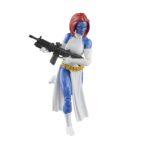 MYSTIQUE X-MEN MARVEL LEGENDS SERIES.Hasbro presenta dentro de la colección Marvel Legends Series esta figura articulada de Marvel's Mystique (conocida como Mística en España) inspirada en su aparición en la historia de "X-Men" de la colección Marvel Comics. Mide aproximadamente 15 cm y cuenta con más de 20 puntos de articulación para recrear poses dinámicas. Incluye: 2x manos intercambiables, 1x cabeza alternativa que la muestra transformada en Jean Grey y 2x armas. Destaca su diseño fiel al personaje con un acabado premium y presentación tipo blíster con estética retro. UNIDADES LIMITADAS.