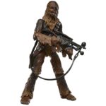 CHEWBACCA VINTAGE COLLECTION STAR WARS RETURN OF THE JEDI. Hasbro suma a su colección The Vintage Collection la figura articulada de Chewbacca, inspirada en su aparición en la película "Star Wars: A New Hope" (o "Star Wars: Una nueva esperanza" en España). Mide 9,5 cm de altura e incluye 1x ballesta como accesorio. Se presenta en un blíster estilo vintage. UNIDADES LIMITADAS.