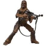 CHEWBACCA VINTAGE COLLECTION STAR WARS RETURN OF THE JEDI. Hasbro suma a su colección The Vintage Collection la figura articulada de Chewbacca, inspirada en su aparición en la película "Star Wars: A New Hope" (o "Star Wars: Una nueva esperanza" en España). Mide 9,5 cm de altura e incluye 1x ballesta como accesorio. Se presenta en un blíster estilo vintage. UNIDADES LIMITADAS.