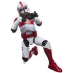 IMPERIAL SHOCK TROOPER VINTAGE COLLECTION STAR WARS THE CLONE WARS. Hasbro introduce a su colección The Vintage Collection la figura articulada de un soldado de choque imperial, inspirada en su aparición en la serie de animación "Star Wars: The Clone Wars". Mide 9,5 cm de altura e incluye 2x blaster (uno largo y otro corto). Se presenta en un blíster estilo vintage. UNIDADES LIMITADAS.