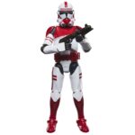 IMPERIAL SHOCK TROOPER VINTAGE COLLECTION STAR WARS THE CLONE WARS. Hasbro introduce a su colección The Vintage Collection la figura articulada de un soldado de choque imperial, inspirada en su aparición en la serie de animación "Star Wars: The Clone Wars". Mide 9,5 cm de altura e incluye 2x blaster (uno largo y otro corto). Se presenta en un blíster estilo vintage. UNIDADES LIMITADAS.