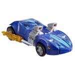 TWIN MILL TRANSFORMERS COLLABORATIVE HOT WEELS X TRANSFORMERS. Hasbro añade a su colección Transformers Collaborative esta figura del emblemático vehículo Twin Mill de la marca Hot Wheels. Mide 12,5 cm y se convierte de vehículo a robot en 21 pasos. En el modo coche presenta un diseño de carreras aerodinámico con sus legendarios motores gemelos. Incluye 2x efectos de llamarada que pueden fijarse en ambos modos y que le dan aspecto de velocidad. UNIDADES LIMITADAS.