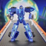 TWIN MILL TRANSFORMERS COLLABORATIVE HOT WEELS X TRANSFORMERS. Hasbro añade a su colección Transformers Collaborative esta figura del emblemático vehículo Twin Mill de la marca Hot Wheels. Mide 12,5 cm y se convierte de vehículo a robot en 21 pasos. En el modo coche presenta un diseño de carreras aerodinámico con sus legendarios motores gemelos. Incluye 2x efectos de llamarada que pueden fijarse en ambos modos y que le dan aspecto de velocidad. UNIDADES LIMITADAS.
