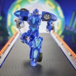 TWIN MILL TRANSFORMERS COLLABORATIVE HOT WEELS X TRANSFORMERS. Hasbro añade a su colección Transformers Collaborative esta figura del emblemático vehículo Twin Mill de la marca Hot Wheels. Mide 12,5 cm y se convierte de vehículo a robot en 21 pasos. En el modo coche presenta un diseño de carreras aerodinámico con sus legendarios motores gemelos. Incluye 2x efectos de llamarada que pueden fijarse en ambos modos y que le dan aspecto de velocidad. UNIDADES LIMITADAS.