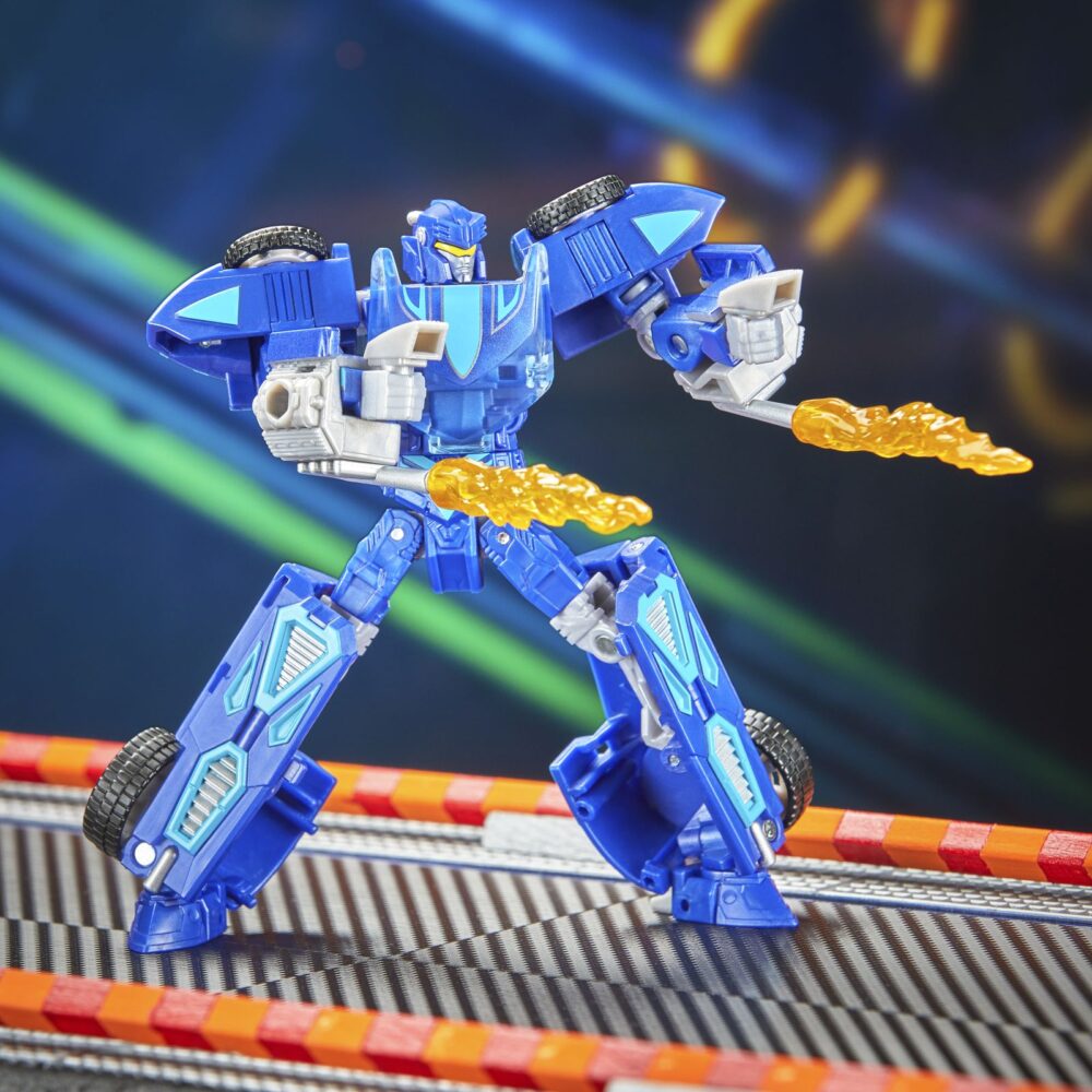 Twin mill transformers collaborative hot weels x transformers. Hasbro añade a su colección transformers collaborative esta figura del emblemático vehículo twin mill de la marca hot wheels. Mide 12,5 cm y se convierte de vehículo a robot en 21 pasos. En el modo coche presenta un diseño de carreras aerodinámico con sus legendarios motores gemelos. Incluye 2x efectos de llamarada que pueden fijarse en ambos modos y que le dan aspecto de velocidad. Unidades limitadas.