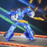 TWIN MILL TRANSFORMERS COLLABORATIVE HOT WEELS X TRANSFORMERS. Hasbro añade a su colección Transformers Collaborative esta figura del emblemático vehículo Twin Mill de la marca Hot Wheels. Mide 12,5 cm y se convierte de vehículo a robot en 21 pasos. En el modo coche presenta un diseño de carreras aerodinámico con sus legendarios motores gemelos. Incluye 2x efectos de llamarada que pueden fijarse en ambos modos y que le dan aspecto de velocidad. UNIDADES LIMITADAS.