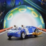 TWIN MILL TRANSFORMERS COLLABORATIVE HOT WEELS X TRANSFORMERS. Hasbro añade a su colección Transformers Collaborative esta figura del emblemático vehículo Twin Mill de la marca Hot Wheels. Mide 12,5 cm y se convierte de vehículo a robot en 21 pasos. En el modo coche presenta un diseño de carreras aerodinámico con sus legendarios motores gemelos. Incluye 2x efectos de llamarada que pueden fijarse en ambos modos y que le dan aspecto de velocidad. UNIDADES LIMITADAS.