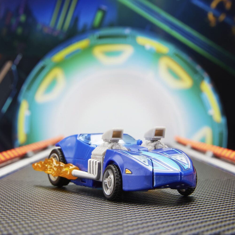 Twin mill transformers collaborative hot weels x transformers. Hasbro añade a su colección transformers collaborative esta figura del emblemático vehículo twin mill de la marca hot wheels. Mide 12,5 cm y se convierte de vehículo a robot en 21 pasos. En el modo coche presenta un diseño de carreras aerodinámico con sus legendarios motores gemelos. Incluye 2x efectos de llamarada que pueden fijarse en ambos modos y que le dan aspecto de velocidad. Unidades limitadas.
