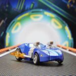 TWIN MILL TRANSFORMERS COLLABORATIVE HOT WEELS X TRANSFORMERS. Hasbro añade a su colección Transformers Collaborative esta figura del emblemático vehículo Twin Mill de la marca Hot Wheels. Mide 12,5 cm y se convierte de vehículo a robot en 21 pasos. En el modo coche presenta un diseño de carreras aerodinámico con sus legendarios motores gemelos. Incluye 2x efectos de llamarada que pueden fijarse en ambos modos y que le dan aspecto de velocidad. UNIDADES LIMITADAS.