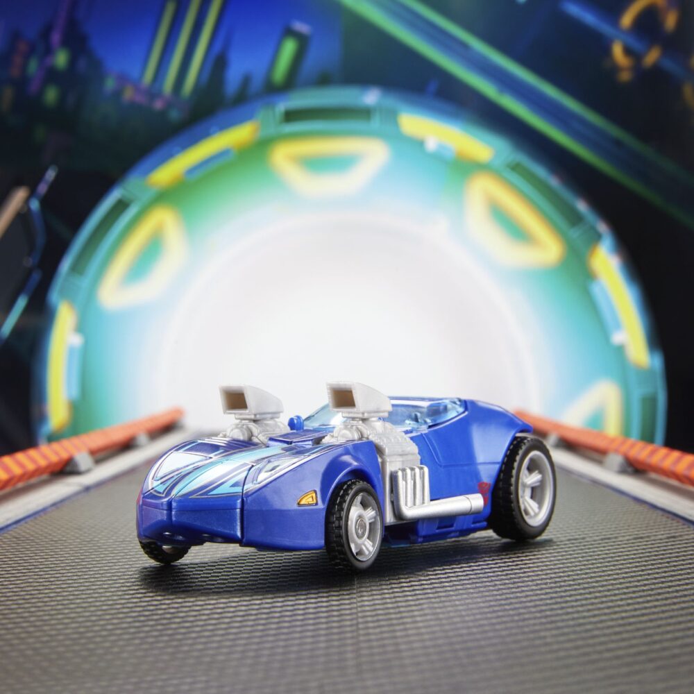 Twin mill transformers collaborative hot weels x transformers. Hasbro añade a su colección transformers collaborative esta figura del emblemático vehículo twin mill de la marca hot wheels. Mide 12,5 cm y se convierte de vehículo a robot en 21 pasos. En el modo coche presenta un diseño de carreras aerodinámico con sus legendarios motores gemelos. Incluye 2x efectos de llamarada que pueden fijarse en ambos modos y que le dan aspecto de velocidad. Unidades limitadas.