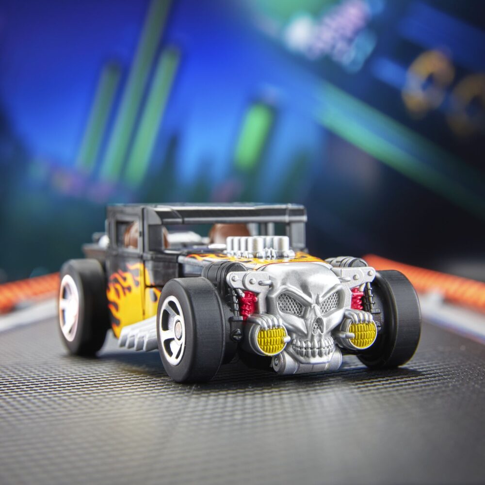 Bone shaker transformers collaborative hot weels x transformers. Hasbro añade a su colección transformers collaborative esta figura del icónico vehículo bone shaker de la marca hot wheels. Mide 12,5 cm y se convierte de vehículo a robot en 22 pasos. En el modo coche cuenta con una intimidante decoración de llamas y su inconfundible parachoques frontal con forma de calavera. Incluye 1x palanca de cambios con forma de maza que puede fijarse en ambos modos y que le proporciona un aspecto amenazante. Unidades limitadas.