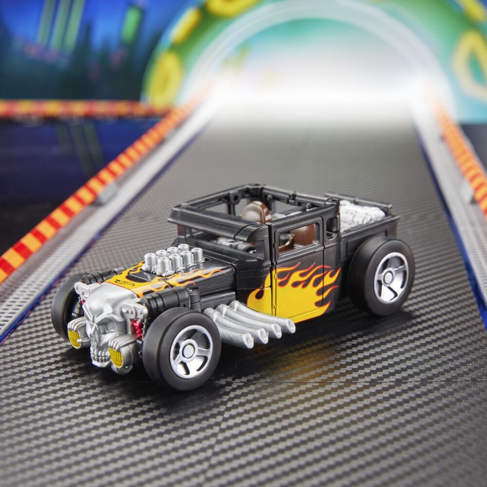 Bone shaker transformers collaborative hot weels x transformers. Hasbro añade a su colección transformers collaborative esta figura del icónico vehículo bone shaker de la marca hot wheels. Mide 12,5 cm y se convierte de vehículo a robot en 22 pasos. En el modo coche cuenta con una intimidante decoración de llamas y su inconfundible parachoques frontal con forma de calavera. Incluye 1x palanca de cambios con forma de maza que puede fijarse en ambos modos y que le proporciona un aspecto amenazante. Unidades limitadas.