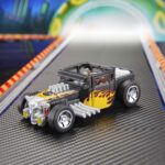 BONE SHAKER TRANSFORMERS COLLABORATIVE HOT WEELS X TRANSFORMERS. Hasbro añade a su colección Transformers Collaborative esta figura del icónico vehículo Bone Shaker de la marca Hot Wheels. Mide 12,5 cm y se convierte de vehículo a robot en 22 pasos. En el modo coche cuenta con una intimidante decoración de llamas y su inconfundible parachoques frontal con forma de calavera. Incluye 1x palanca de cambios con forma de maza que puede fijarse en ambos modos y que le proporciona un aspecto amenazante. UNIDADES LIMITADAS.